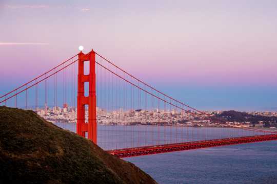 美国加利福尼亚庞大的金门大桥建筑自然风光图片