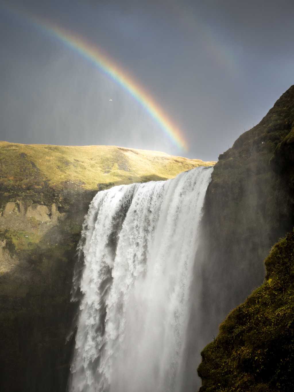 瀑布上的彩虹图片
