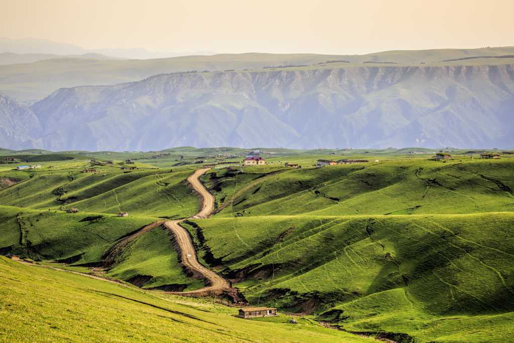 新疆天山琼库什台草地自然景致图片