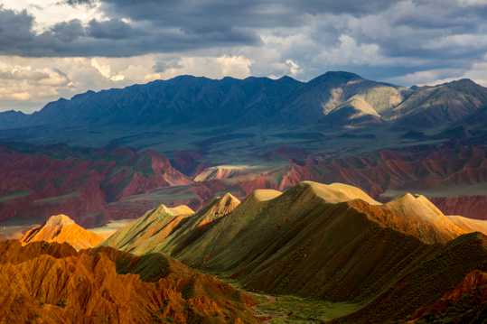 新疆努尔加大峡谷雨后景色图片