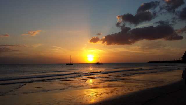 海滨日落夕阳余晖图片