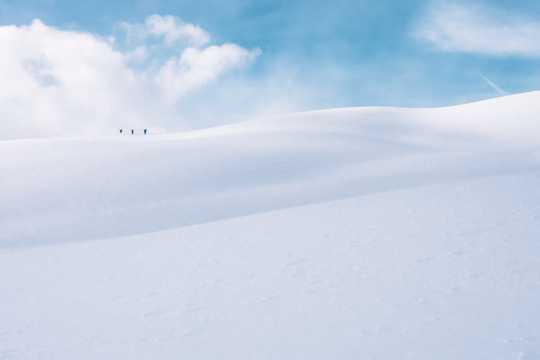 洁白的雪坡景致图片