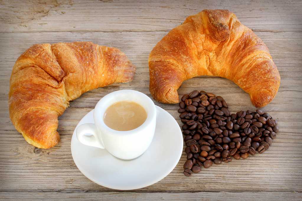 牛角面包咖啡爱心早餐图片