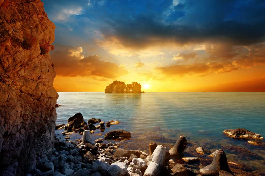 日落下的岩石景色图片