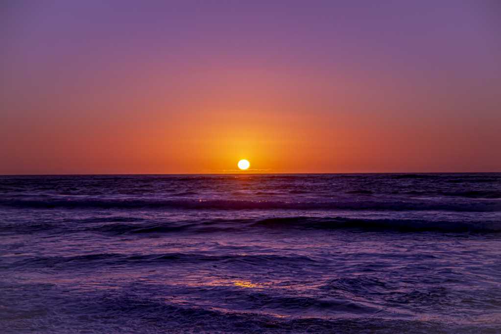 海平面的残阳图片