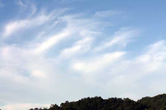 蓝天飘散云海图片