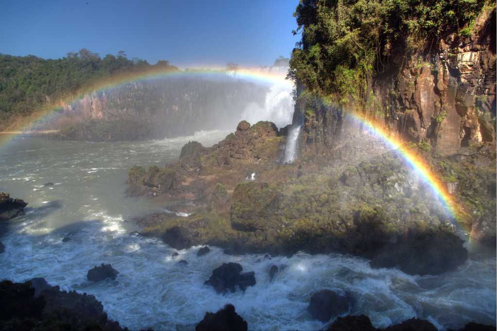 河流上的彩虹图片