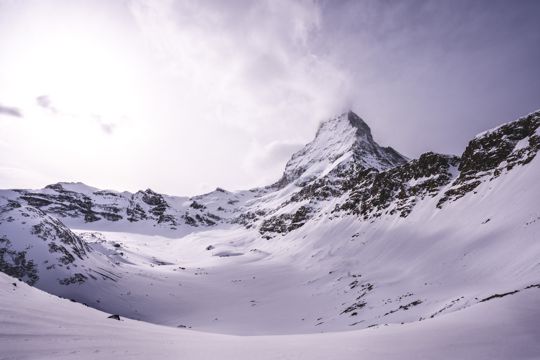 积雪的山峰景色图片
