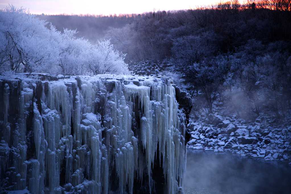 黑龙江吊水楼冰瀑布自然景色图片