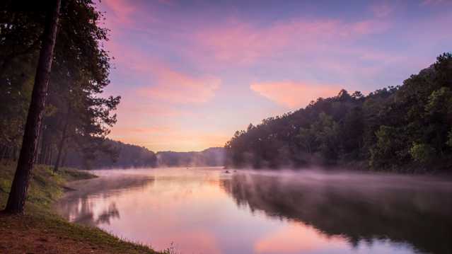 早晨的湖水美景图片