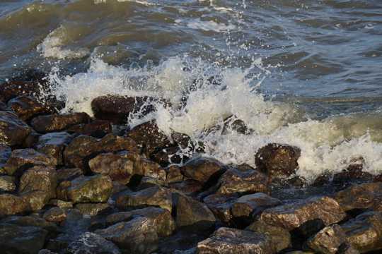 海岸边的海浪击石