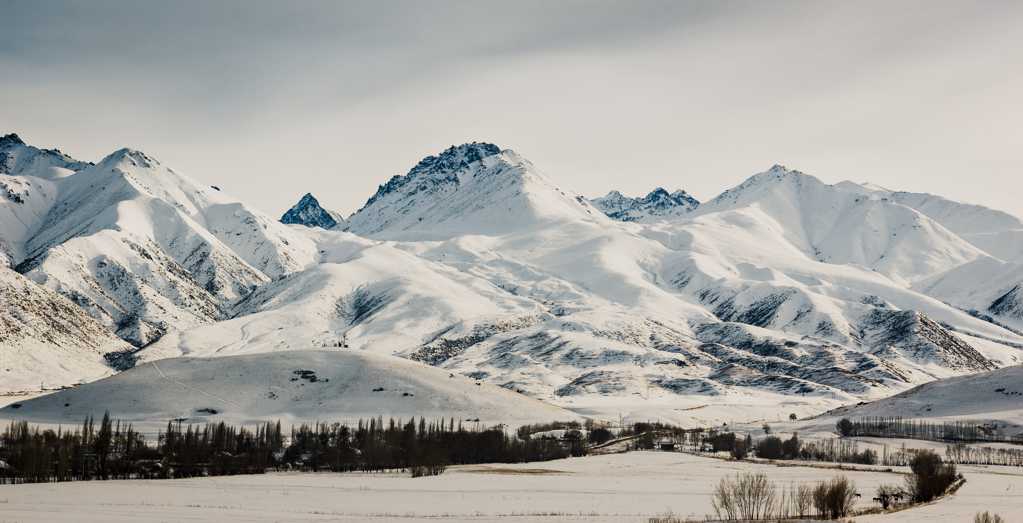 冬季山峦雪景图片