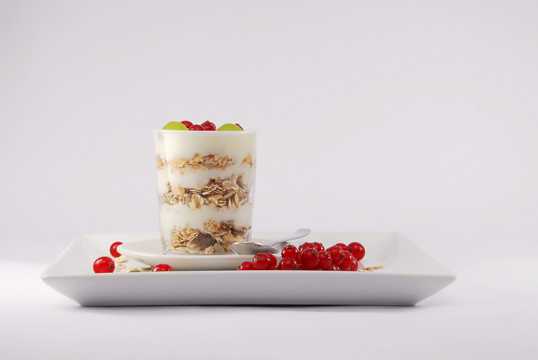 营养健康的水果酸奶图片