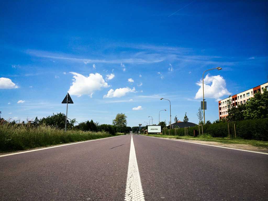 蓝天云朵公路景色图片