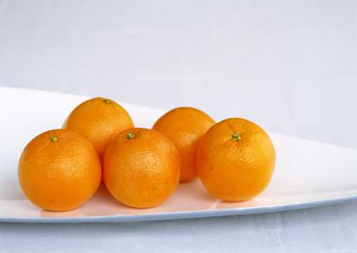 五个新鲜的橙子图片