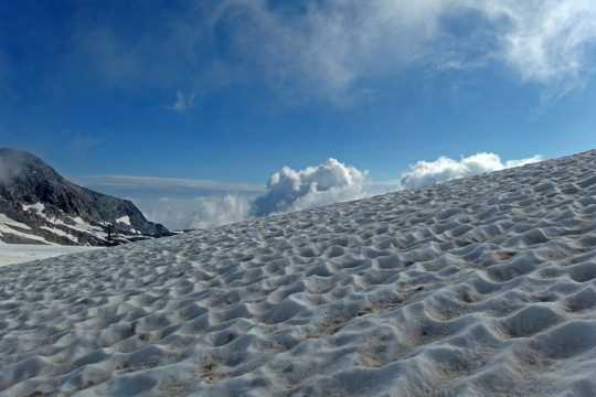 阿尔卑斯山顶的雪景图片
