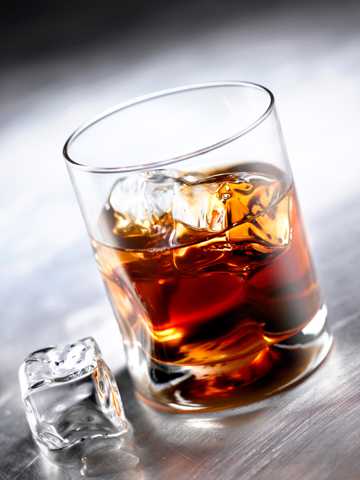玻璃杯里的威士忌图片