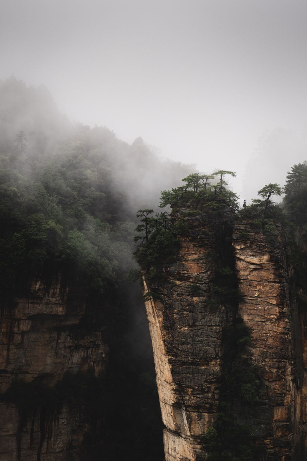 云雾缭绕悬崖峭壁图片