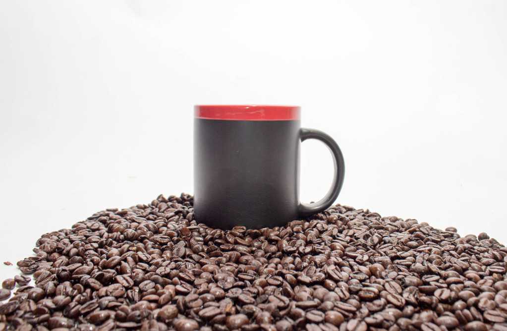 咖啡豆和咖啡杯图片