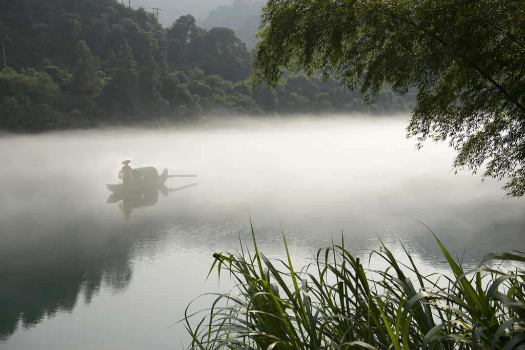 雾漫小东江景致图片