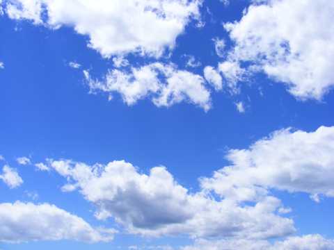 蔚蓝天空的云朵图片