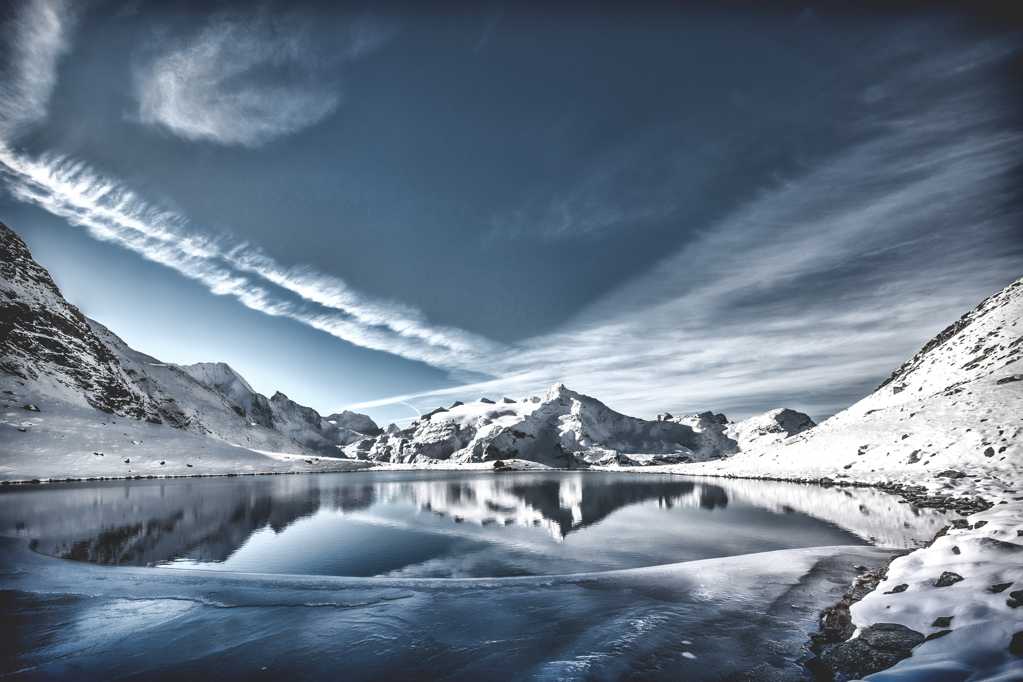 湖泊边的雪山图片
