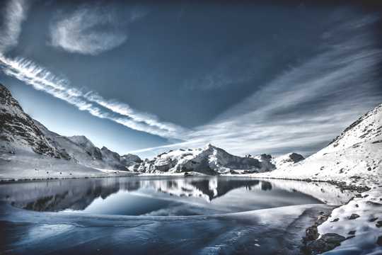 湖泊边的雪山图片