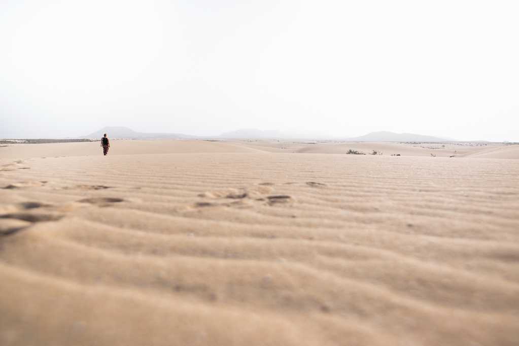 大漠上的沙堆图片