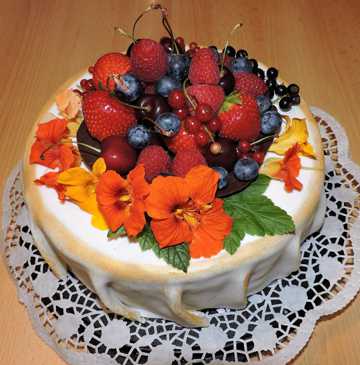 松软甘甜的草莓蛋糕图片