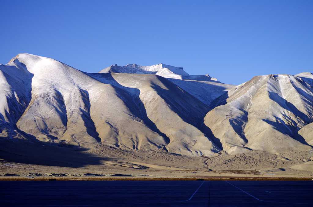 西藏山峦景物图片