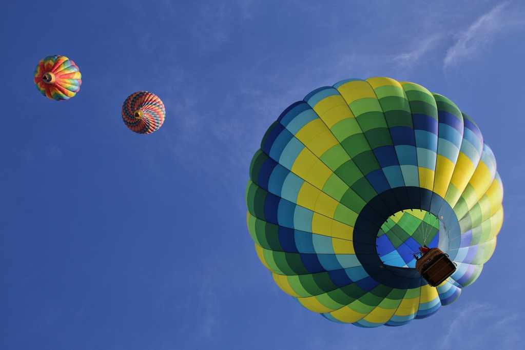 高空中的热气球图片