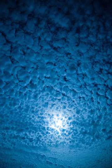 月夜棉花云景色图片