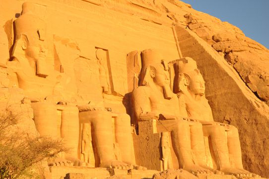 埃及阿布辛贝神庙雕像图片