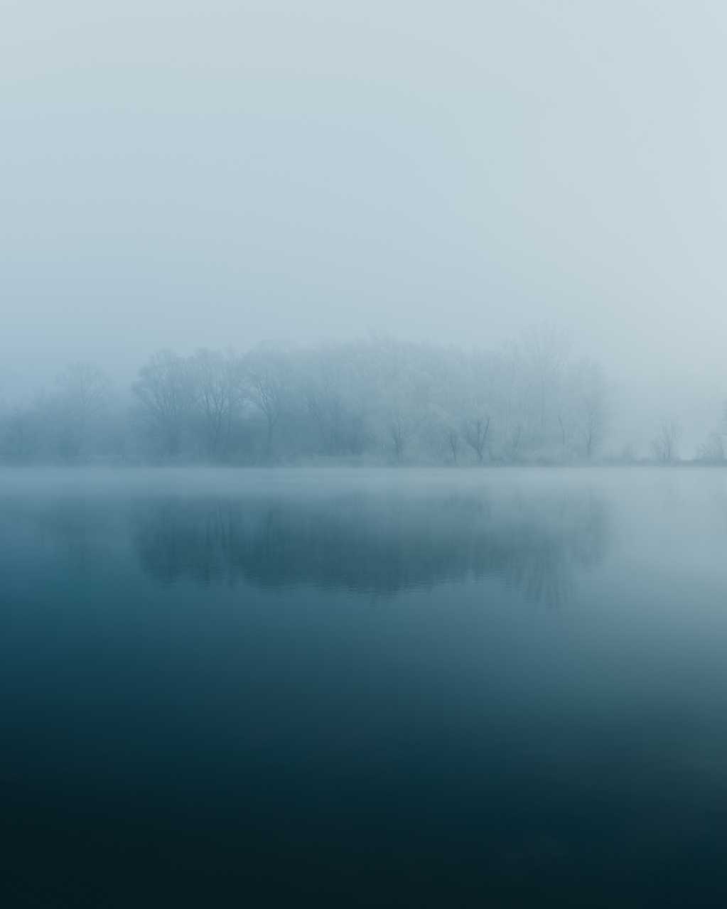 雾气朦胧的湖泊