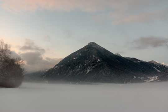 云雾下的山峰图片