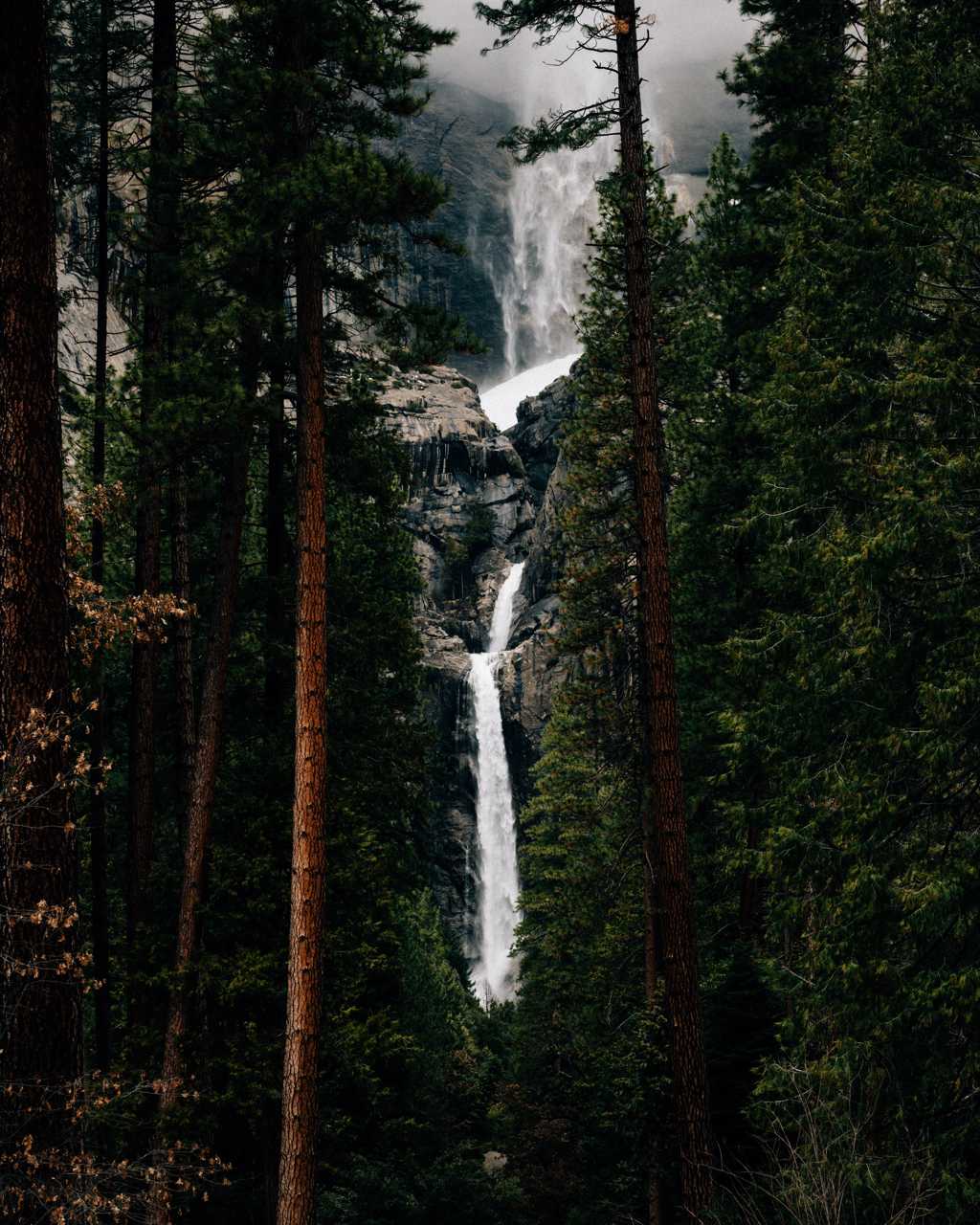 山涧的瀑布图片