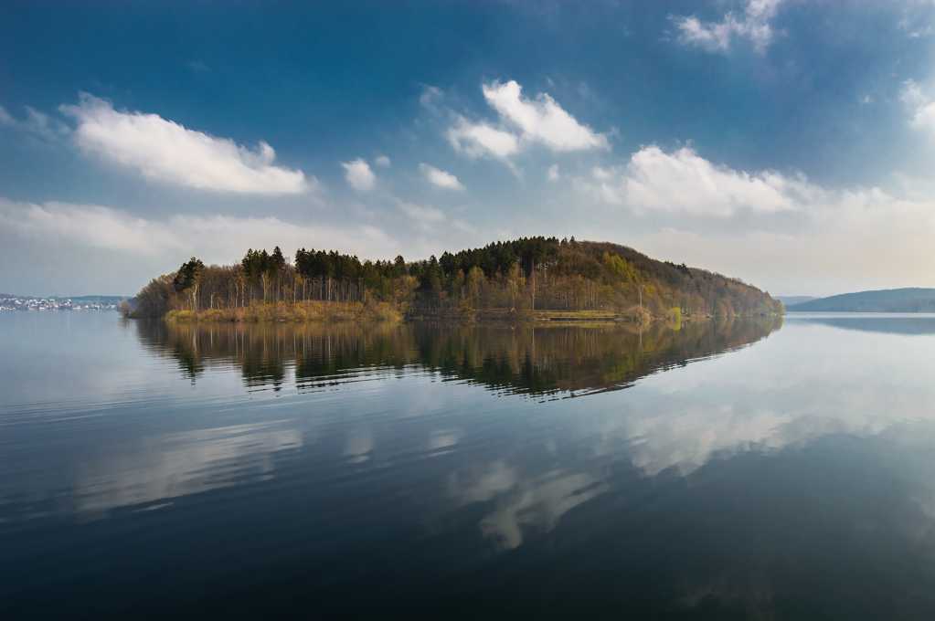 清澈的湖水景色图片