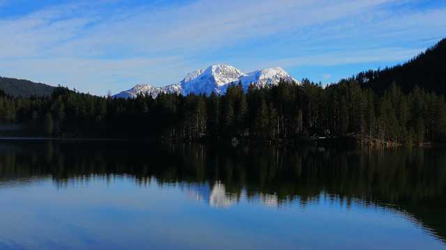 雪山下湖水景色图片