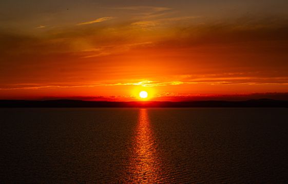 湖面上的落日图片