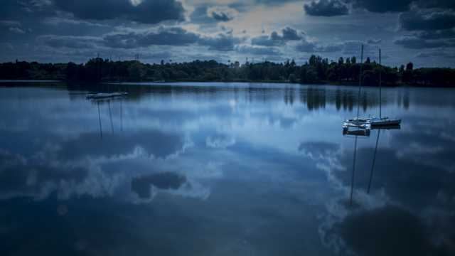 夜晚蓝色湖泊景色图片