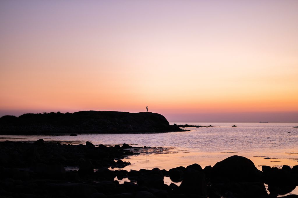 夕阳下的海岸线图片