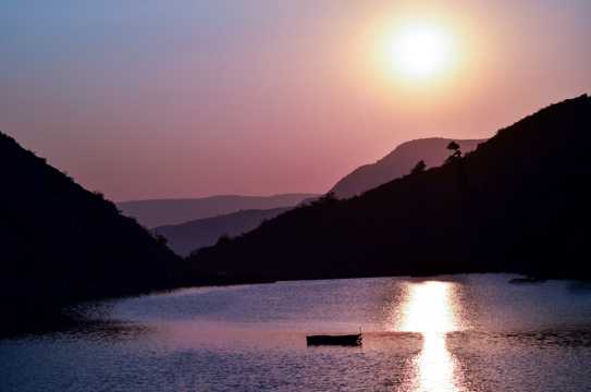 高山河流夕阳美景图片