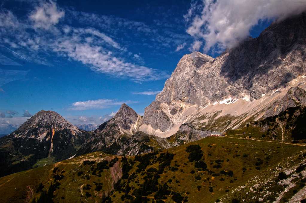 优雅的阿尔卑斯山景物图片