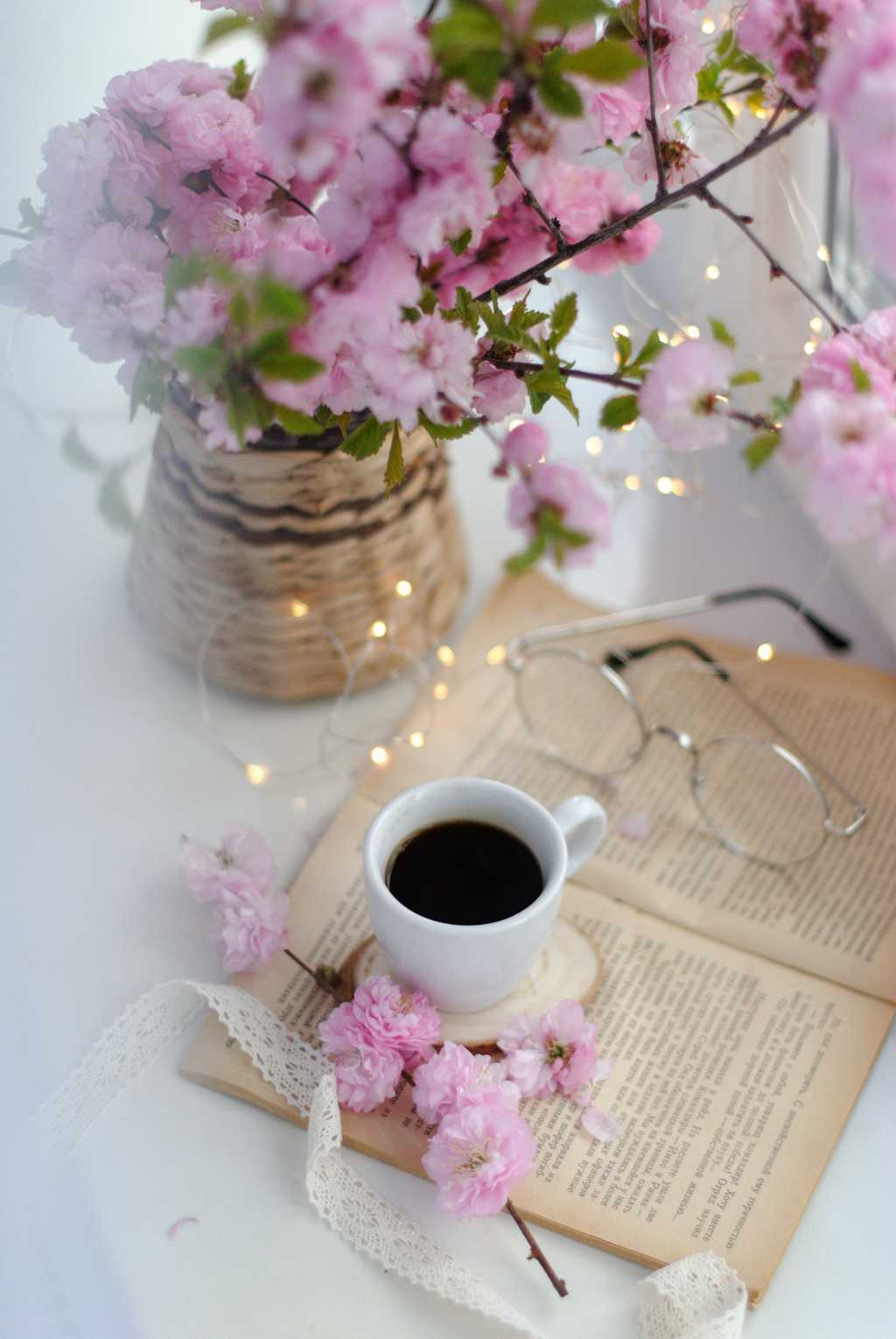 一杯咖啡一本书唯美图片