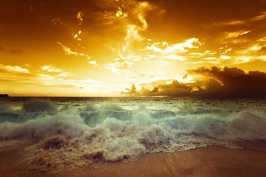 落日下的海浪图片