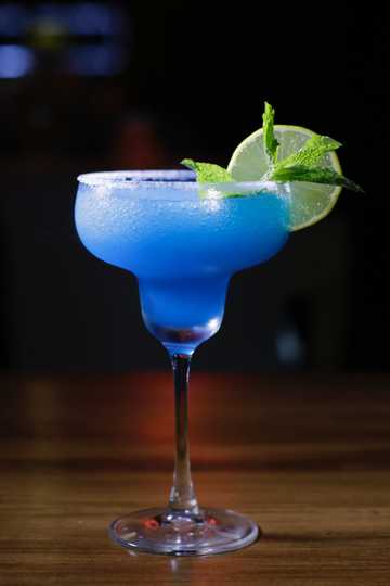 蓝色的鸡尾酒图片