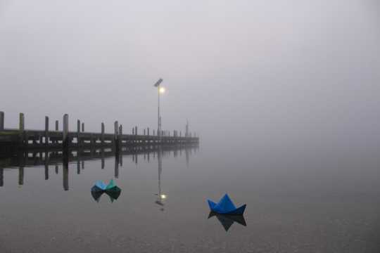 早晨码头木栈桥自然风光图片