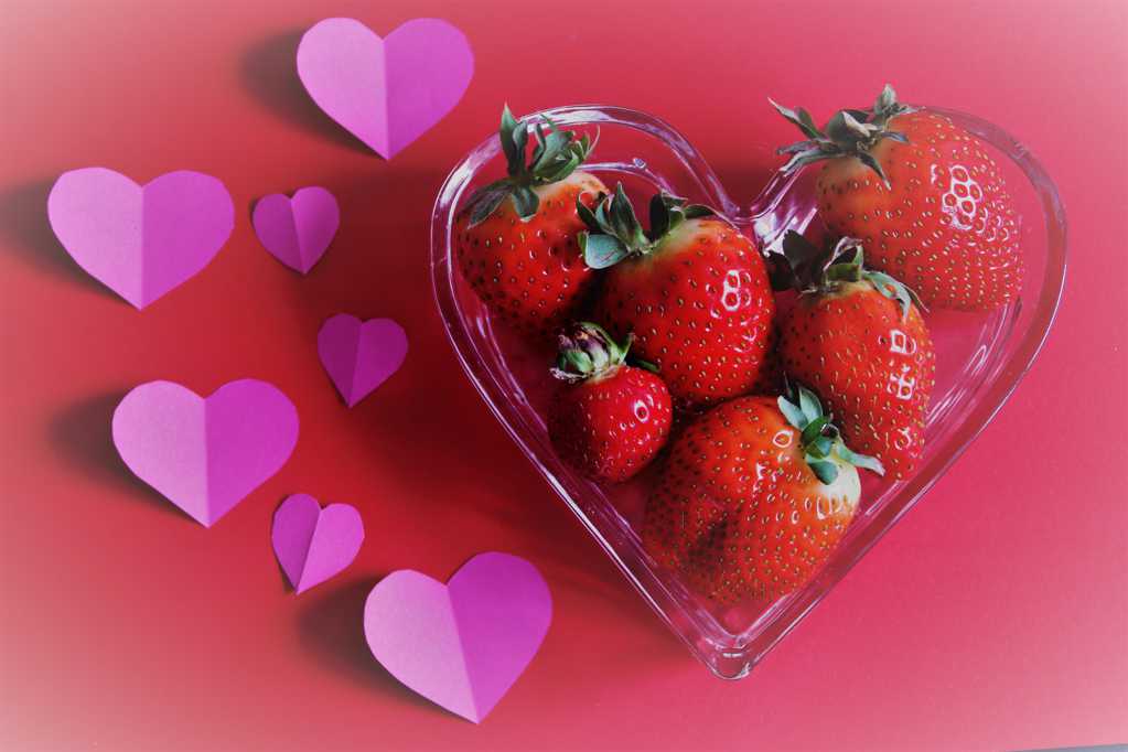 爱心盒子包装的草莓图片