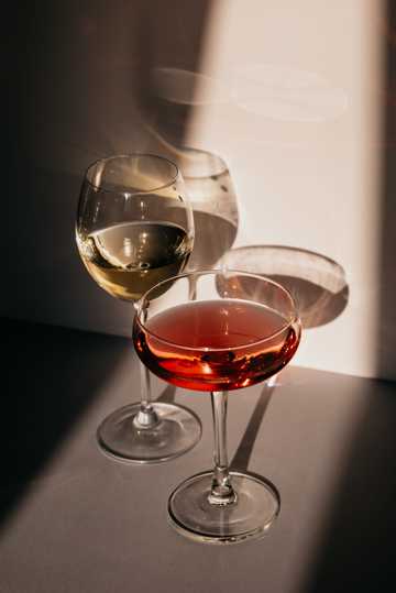 两杯葡萄酒图片