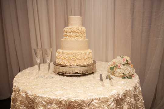 婚礼上的多层奶油蛋糕图片